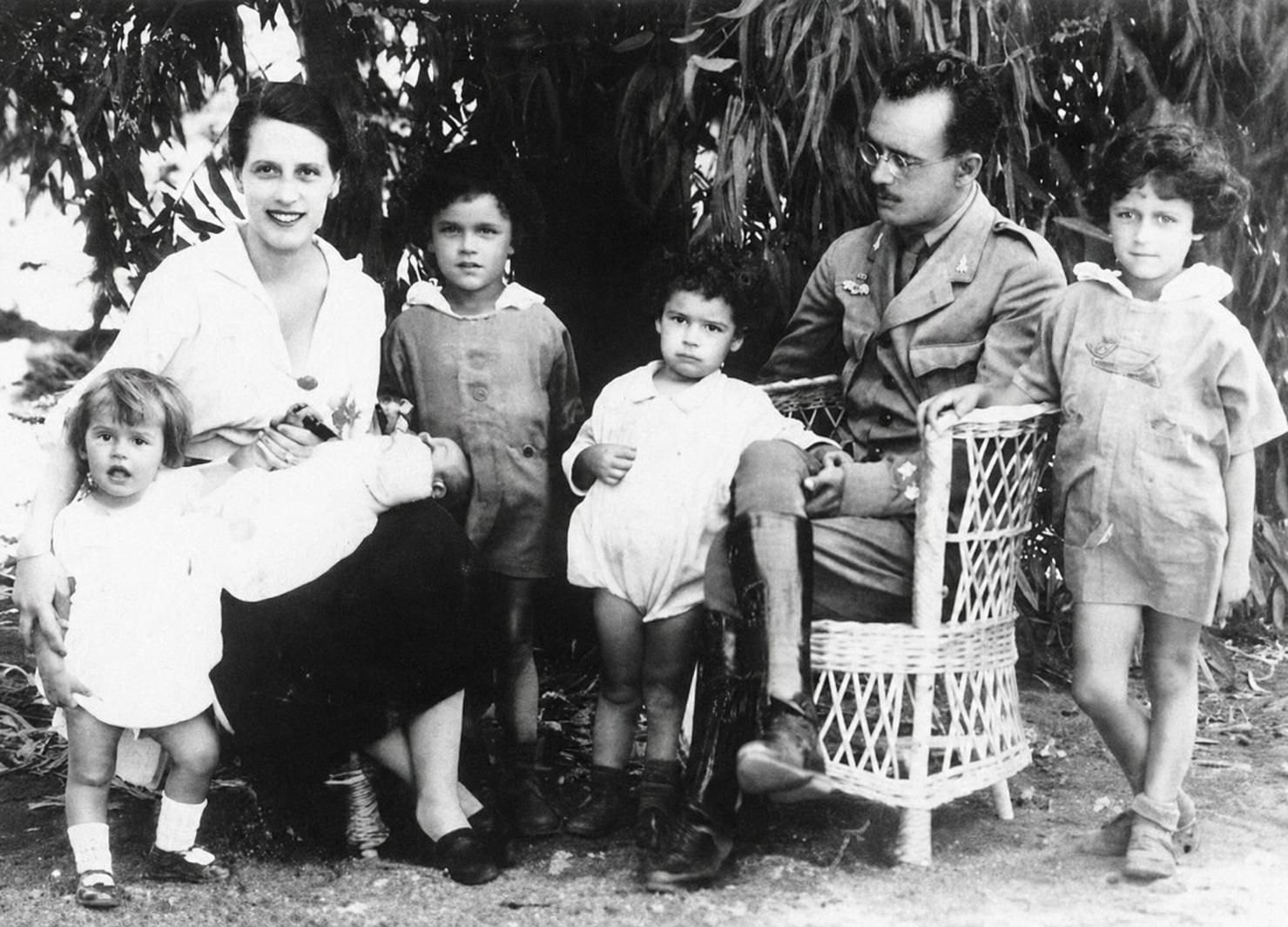 Joaquín León Trejo con su familia en Larache en 1922.