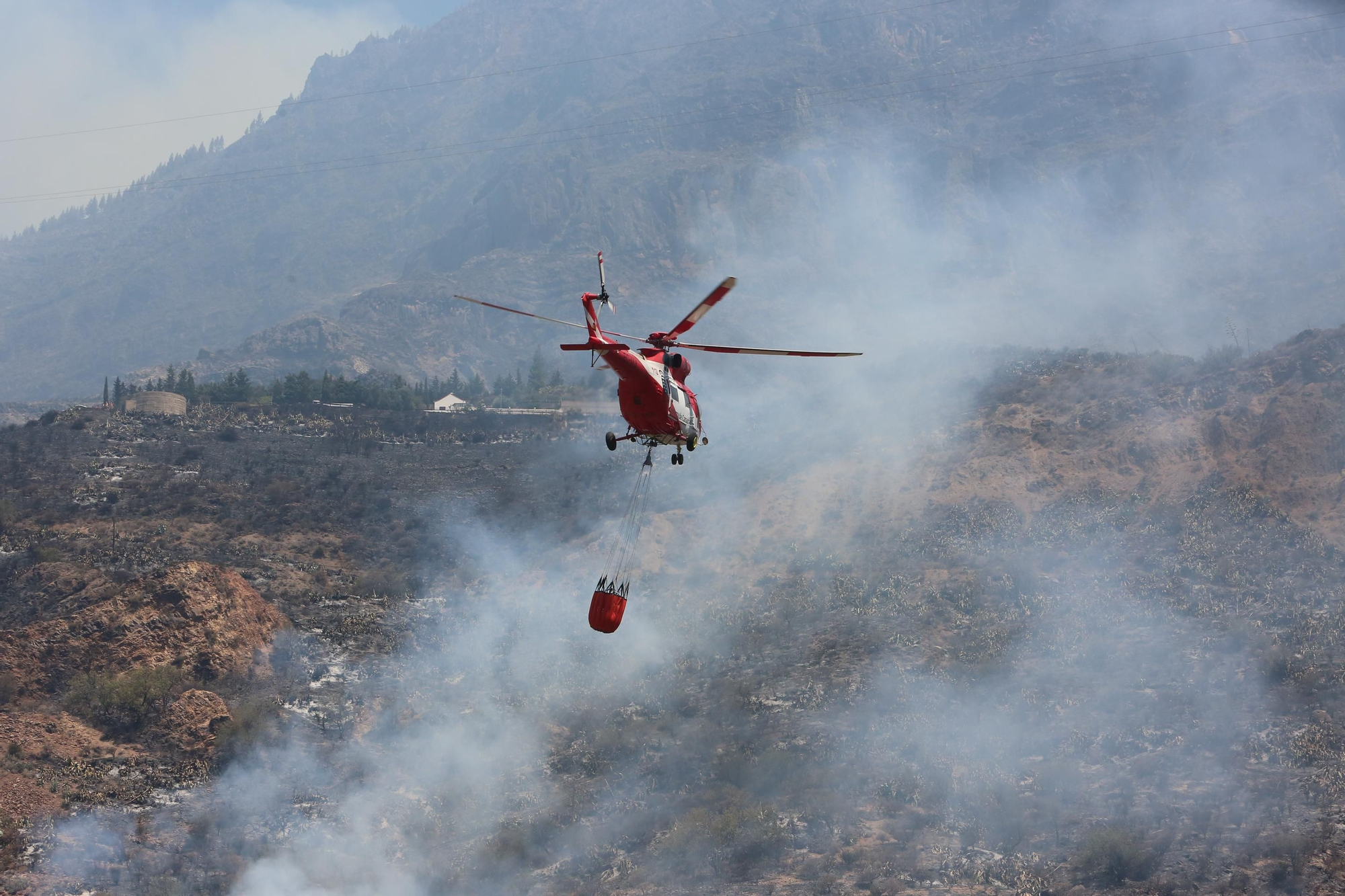 El incendio en Gran Canaria avanza sin control en su segundo día activo