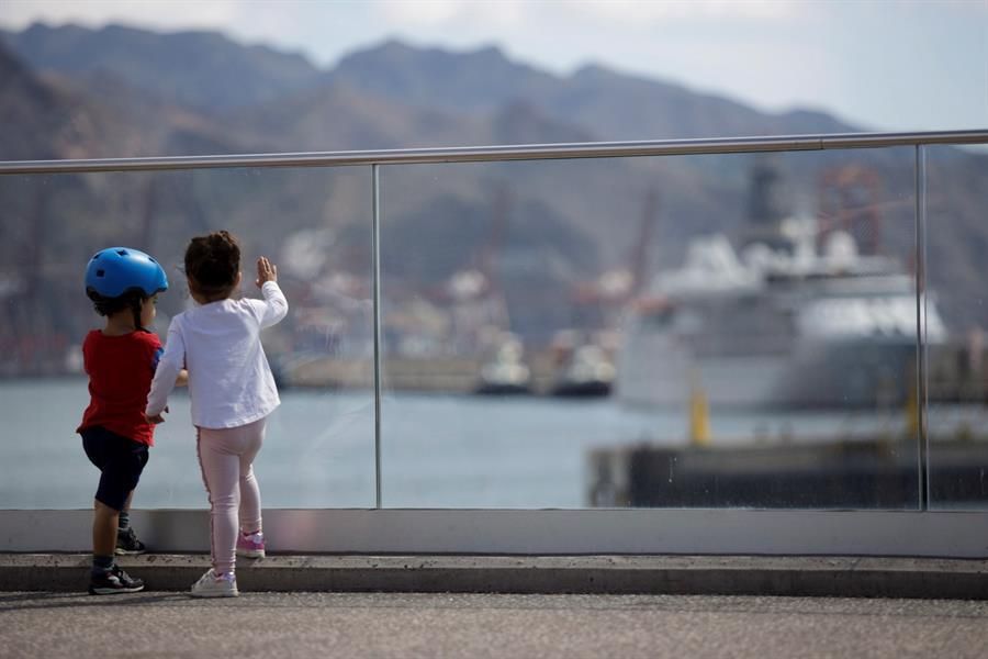 Dos niños, junto al puerto de Santa Cruz de Tenerife en el primer día en que pueden salir de nuevo a las calles