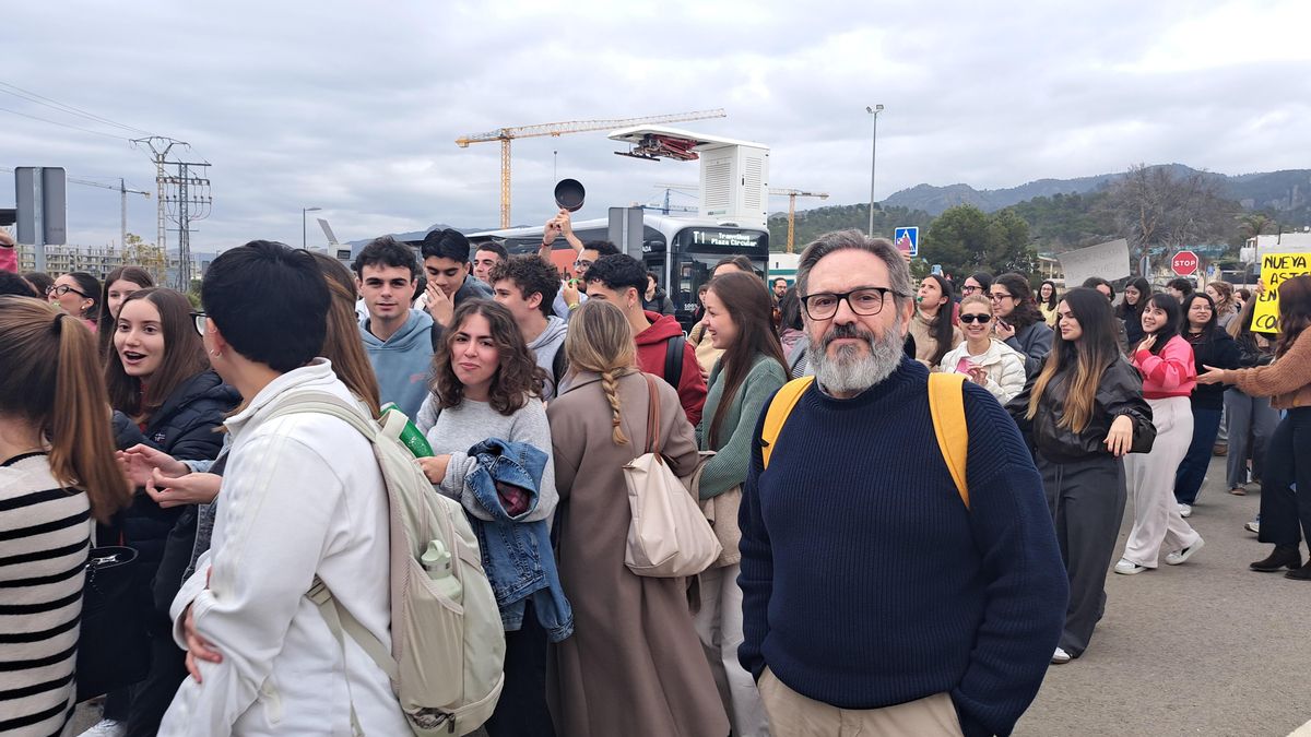 Guillermo Díaz junto a un grupo de estudiantes de la Universidad de Murcia a los que imparte docencia. CEDIDA