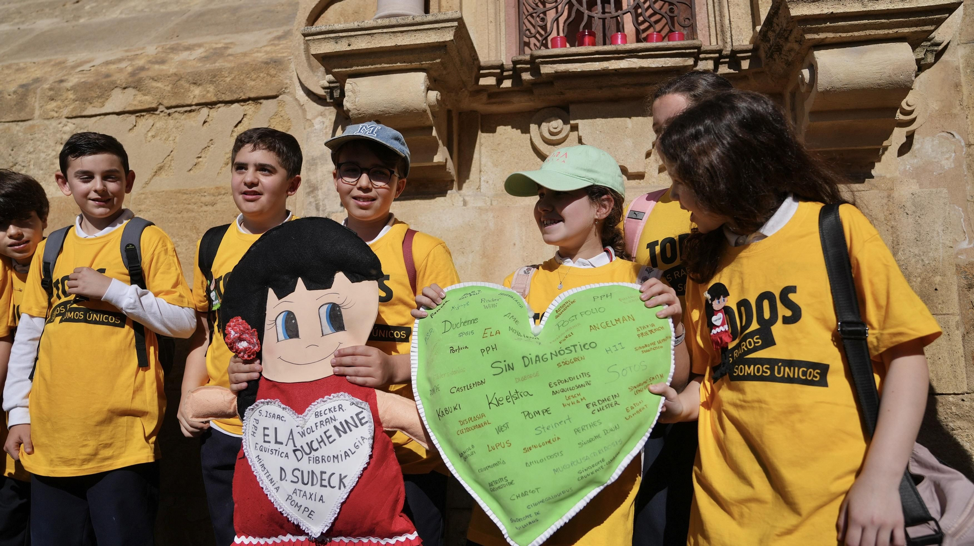 Córdoba abraza la Mezquita Catedral por las enfermedades raras