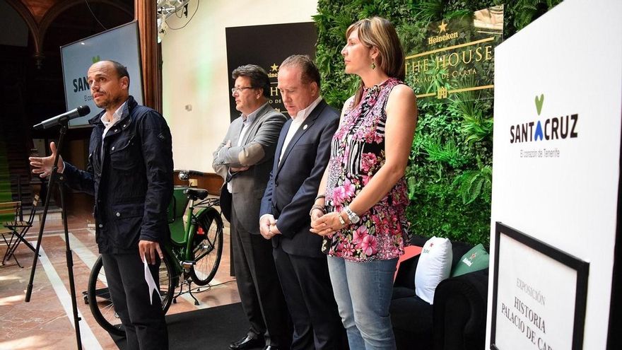 Momento del acto de difusión de la muestra sobre el Palacio de Carta, en la plaza de la Candelaria