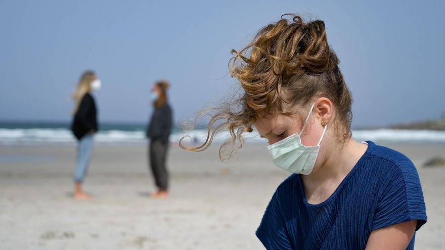 Archivo - Una niña lleva una mascarilla en la Playa das Salseiras, a 3 de abril de 2021, en el municipio de A Laracha, A Coruña, Galicia (España). Desde el pasado miércoles es obligatorio el uso de mascarillas en cualquier espacio público, independienteme