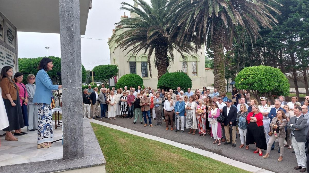 La alcaldesa de Santander se dirige a los asistentes durante el acto en Ciriego.