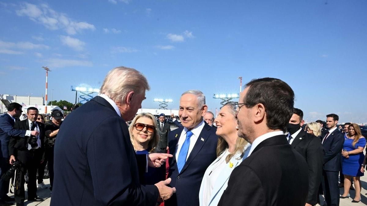 El primer ministro de Israel, Benjamin Netanyahu, recibe en el aeropuerto al presidente de Estados Unidos, Donald Trump
