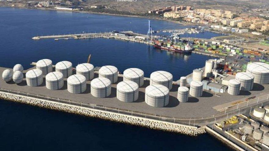 Alicante reconoce "por imperativo legal" la licencia ambiental para los macrodepósitos del puerto