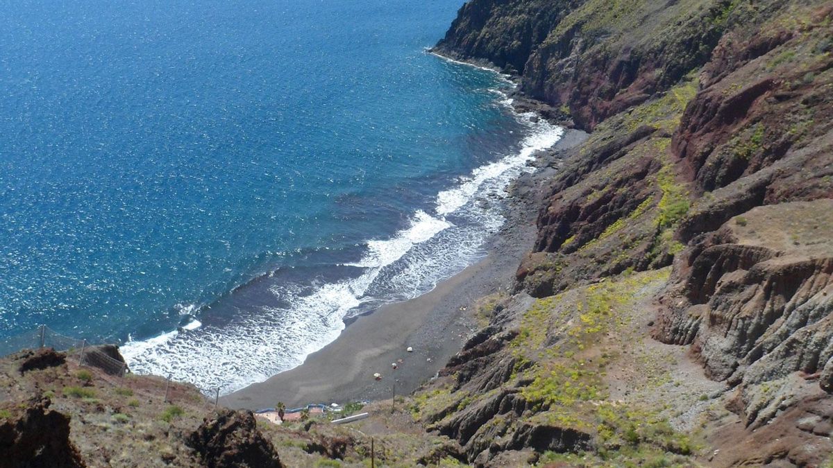 El riesgo de desprendimientos obliga al cierre en la playa de Las Gaviotas, en Tenerife