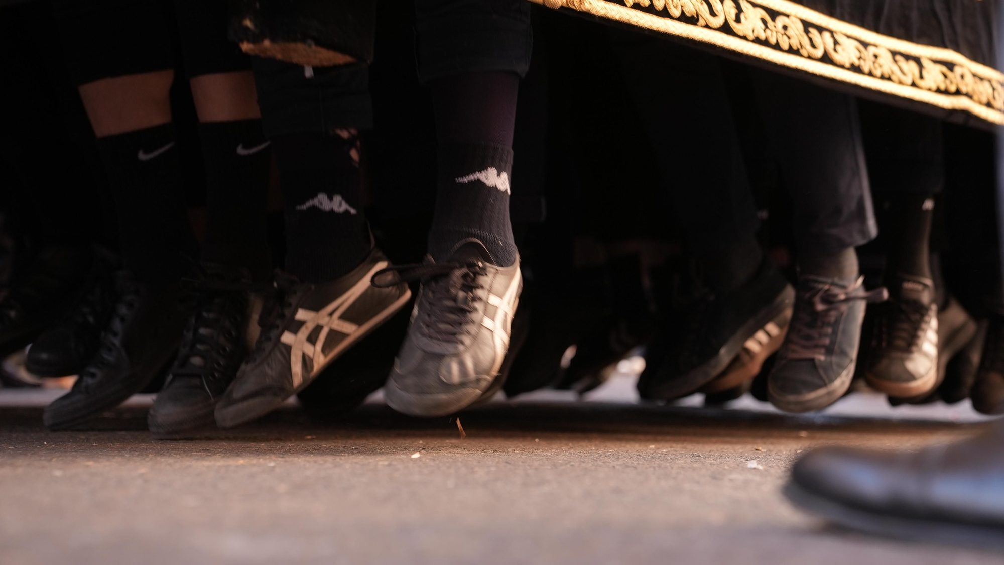 La procesión de la Hermandad del Santo Sepulcro, en imágenes