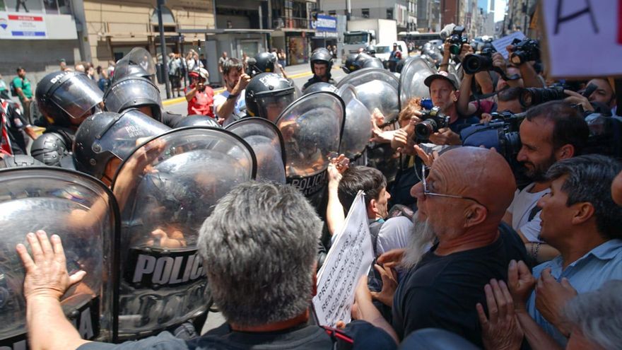 Jubilados marcharon a la oficina central de PAMI por el recorte en medicamentos y hubo tensión con la Policía