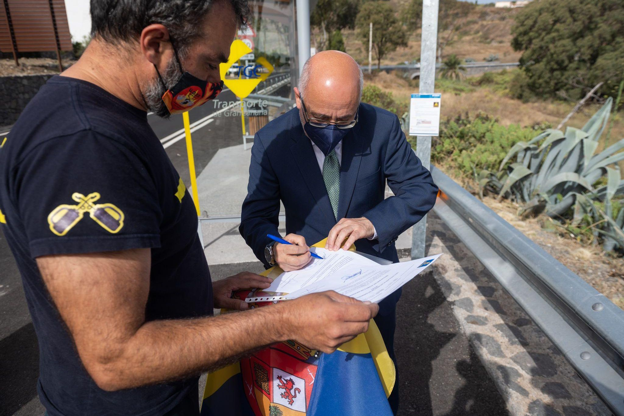 El presidente del Cabildo de Gran Canaria, Antonio Morales, y el coordinador de Emergencias del Cabildo de Gran Canaria, Federico Grillo, firman la declaración de alerta