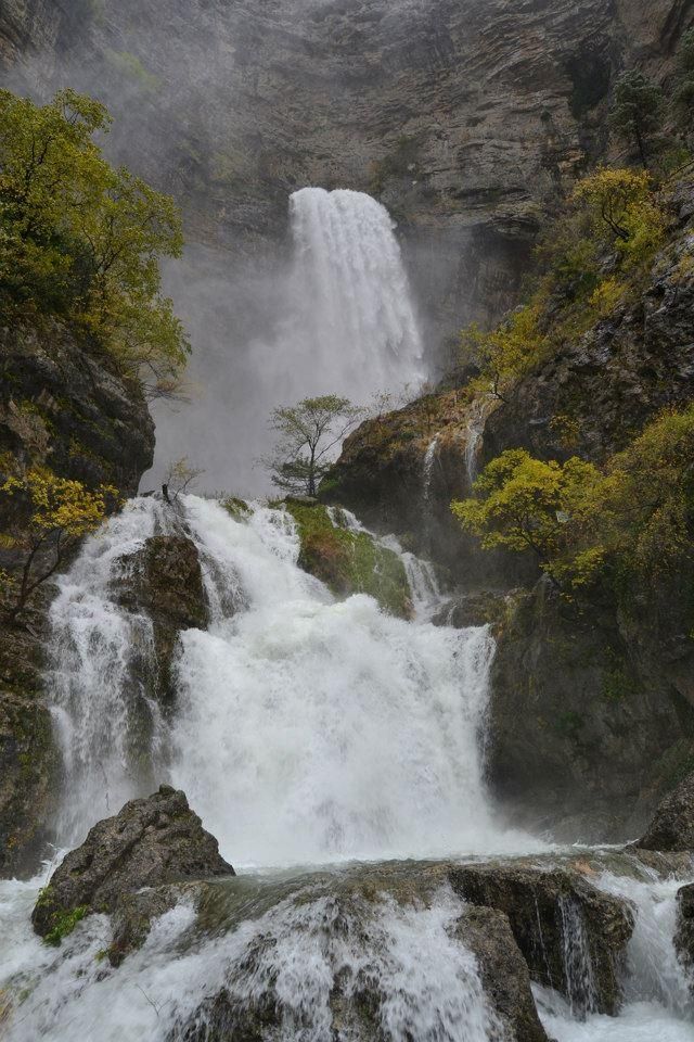 Hueco de Los Chorros y cueva en los Calares del Río Mundo