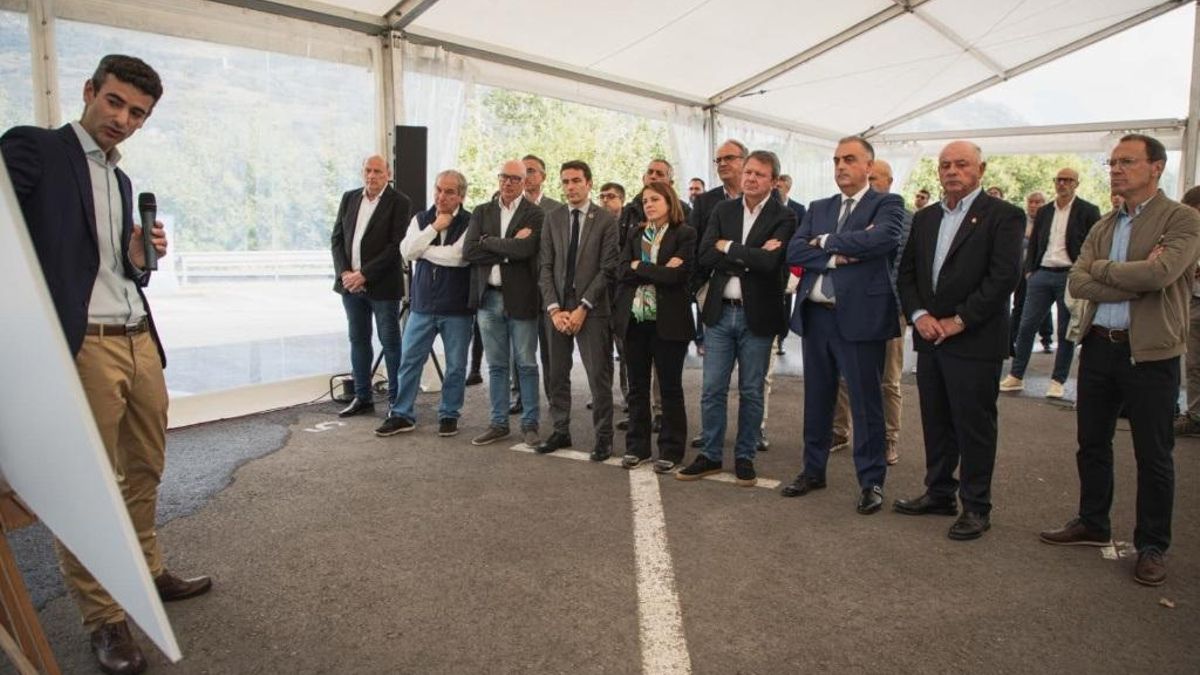 El secretario de Estado de Transportes y Movilidad Sostenible, José Antonio Santano, en su visita a la Hermida