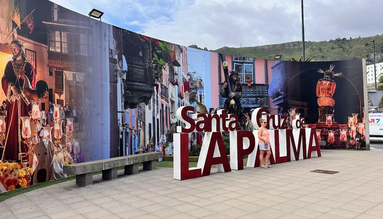 Detalle del mural de la Semana Santa en el kilómetro cero de Santa Cruz de La Palma.