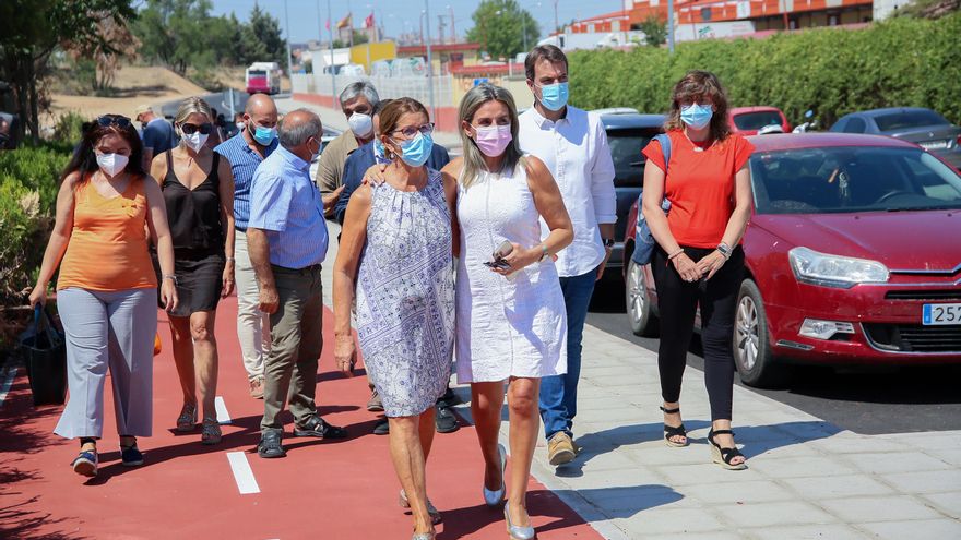 Milagros Tolón, alcaldesa de Toledo (de blanco) durante una acto en la ciudad