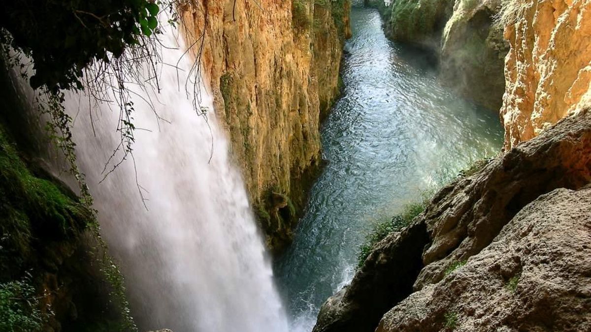 Muy cerca se encuentra el Monasterio de Piedra y las cascadas