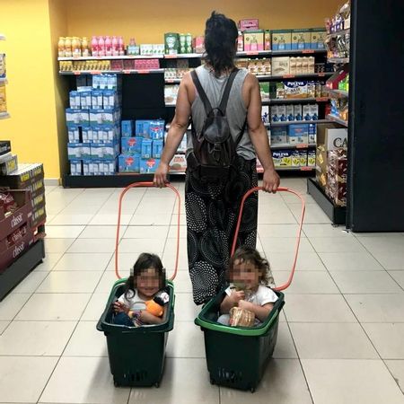 Cristina Díaz y sus dos hijas, en un supermercado.