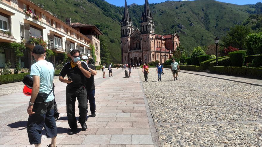 Turistas en Covadonga.