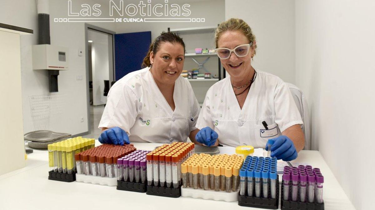 Trabajadoras del área de extracciones del nuevo hospital de Cuenca