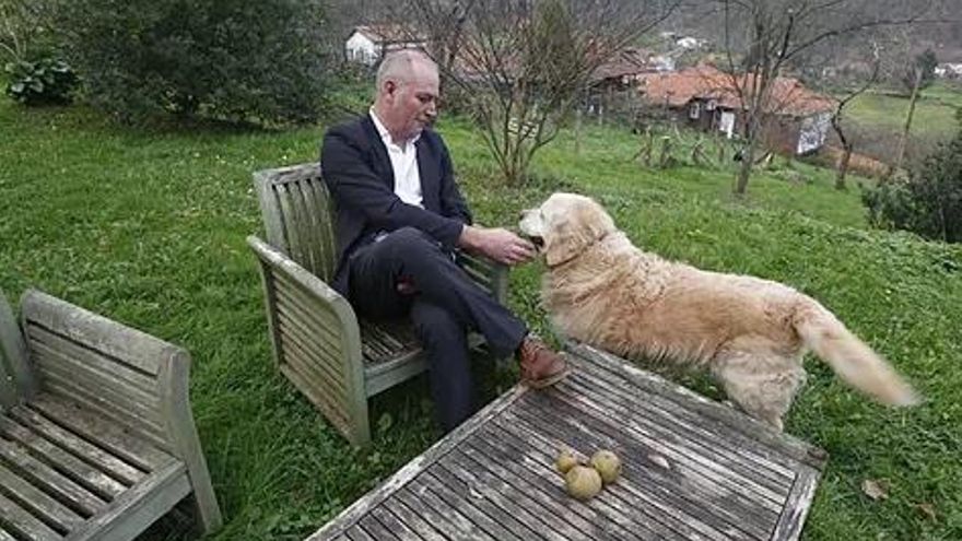 Xuan Bello viu des de fa quinze anys a Caces, als a fores d’Oviedo, en quintana, una casa tradicional asturiana.