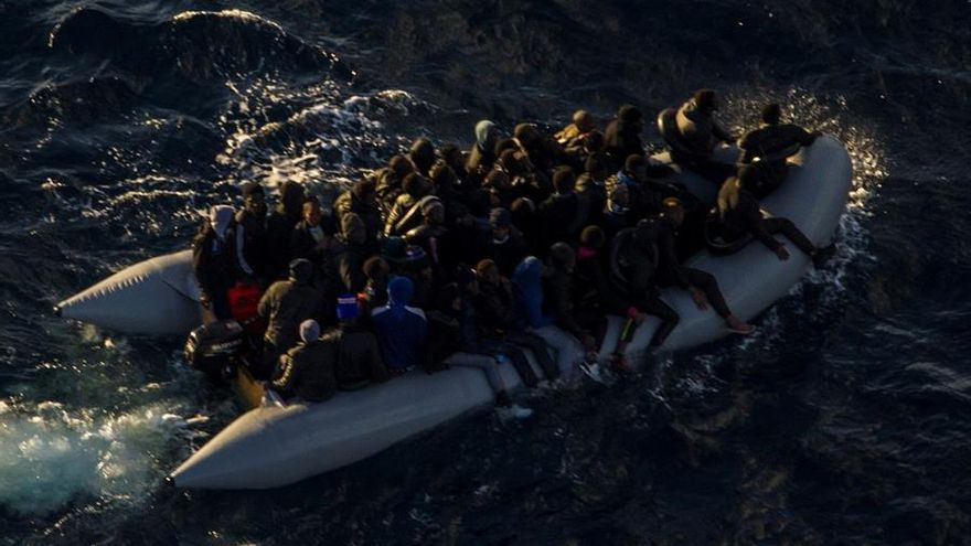 Salvamento rescata a 69 migrantes que se dirigían a Canarias en una lancha neumática
