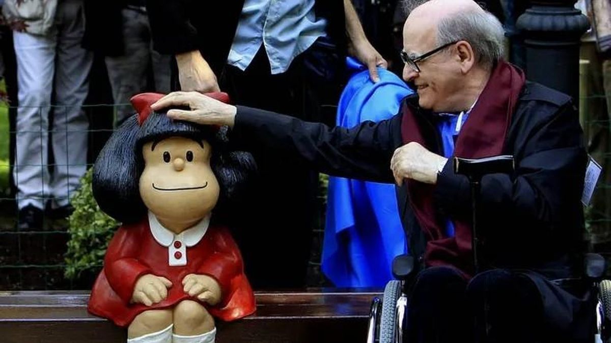 Quino junto a Mafalda, en el Campo San Francisco, en la capital asturiana, en octubre de 2014.