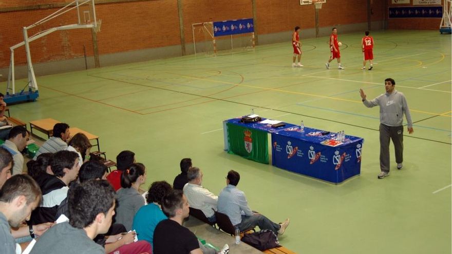 Desarrollo de la primera jornada del clínic de baloncesto 'Hansi Rodríguez'.