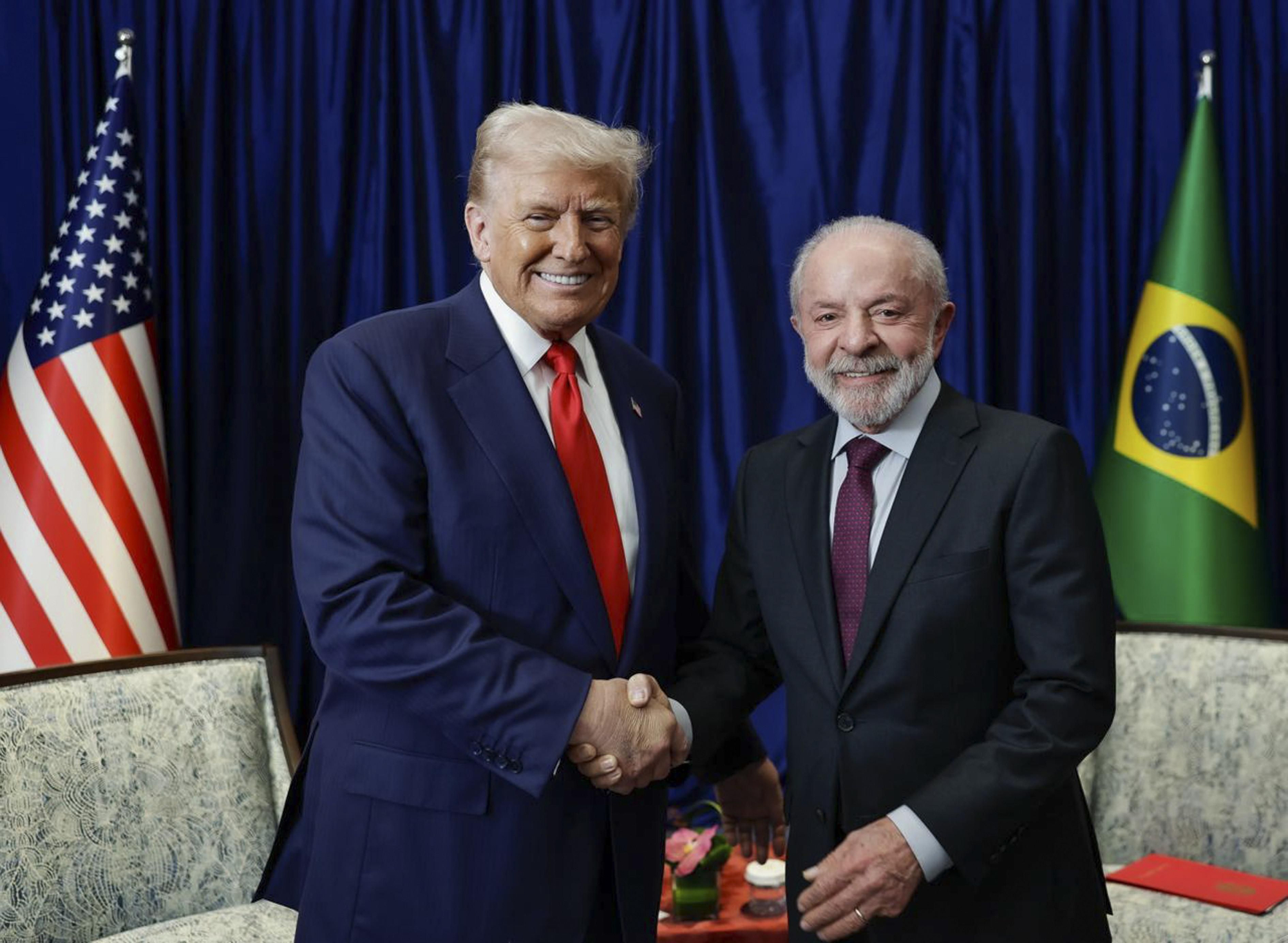 El presidente de Brasil, Lula da Silva, y el presidente de EEUU, Donald Trump, en la Cumbre de la Asociación de Naciones del Sudeste Asiático (ASEAN), el pasado domigo en Kuala Lumpur, Malasia.