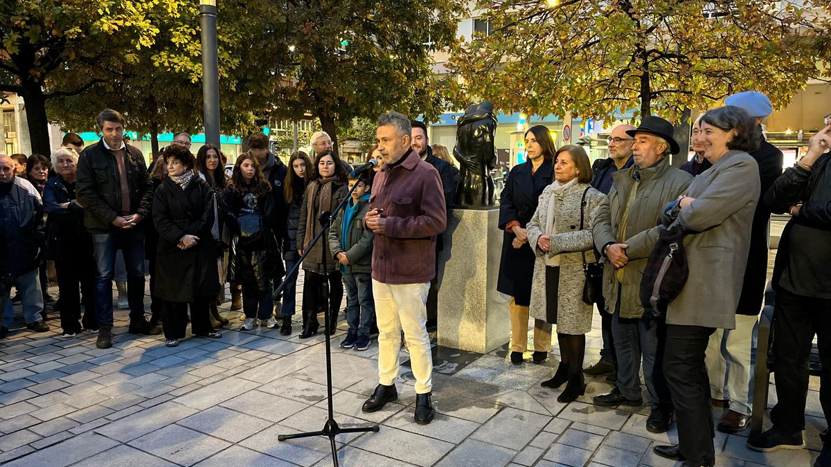El abrazo, una nueva escultura de bronce en el centro de Logroño