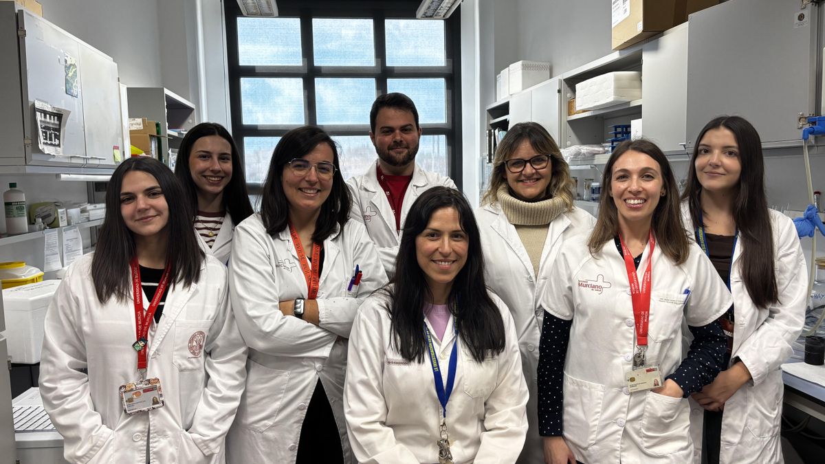 La Dra. Valdor (en el centro) junto a miembros de su equipo de investigación UMU-IMIB; en la parte de atrás, de izda a derecha, Isabel María Martínez (coautora del trabajo), María Dolores Salinas Hidalgo (primera autora), Elena Naranjo y María Luisa Molina (coautoras)