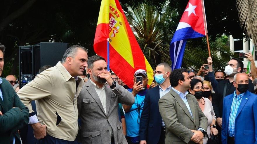 El líder de Vox, Santiago Abascal junto a Ortega Smith en un acto en Las Palmas de Gran Canaria. (Ángel Sarmiento)