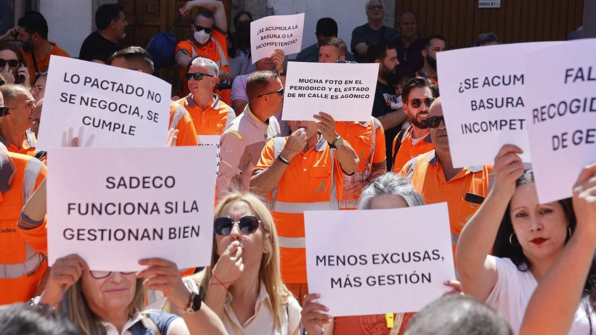 Protesta de trabajadores de Sadeco en la puerta del Ayuntamiento