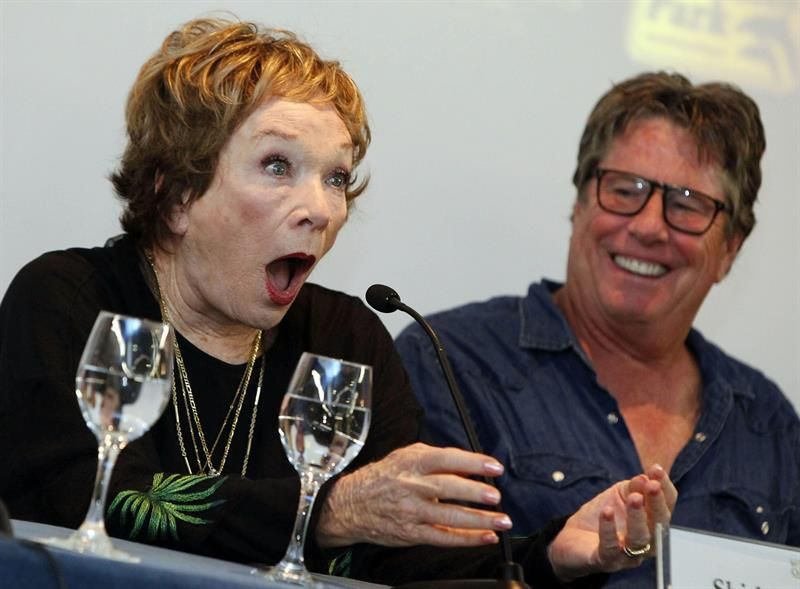 La actriz norteamericana Shirley Maclaine y el director de cine Andy Tennant durante la rueda de prensa que ofrecieron este martes en Maspalomas con motivo del rodaje de la película 'Wild Oats' en la isla. EFE/Elvira Urquijo A.
