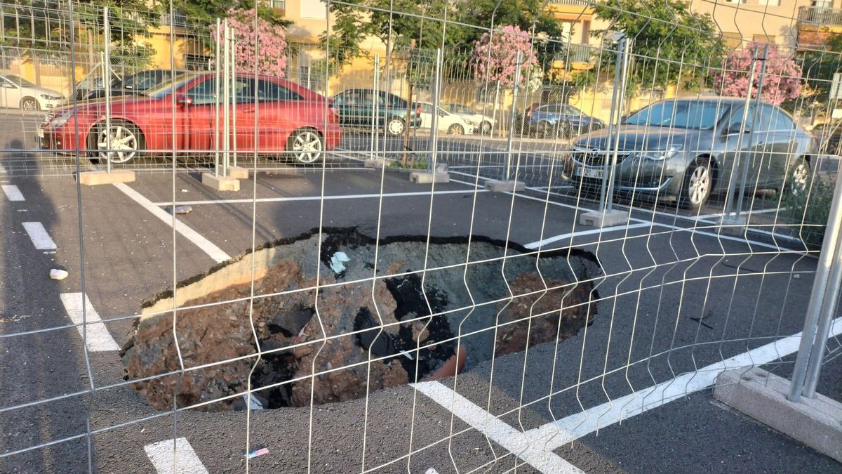 Imagen del socavón vallado en el parking tomada en junio de 2026.