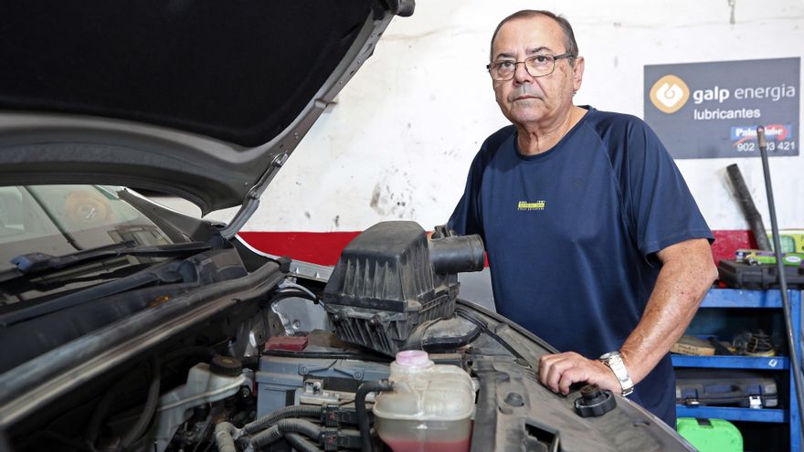 Los talleres se reinventan para sobrevivir con el coche eléctrico: "Si no estás preparado y formado, no puedes seguir"