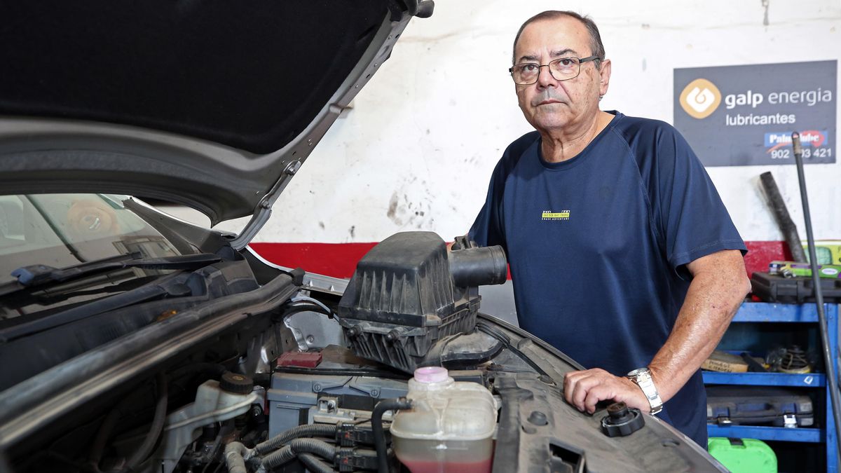 Los talleres se reinventan para sobrevivir con el coche eléctrico: "Si no estás preparado y formado, no puedes seguir"
