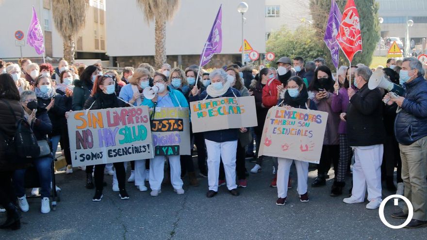 Un centenar de personas muestran su apoyo a las limpiadoras en huelga
