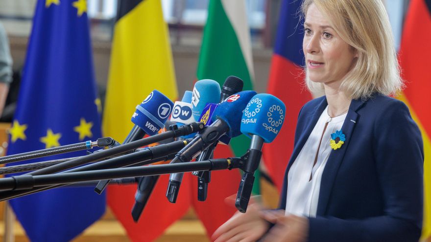 La Alta Representante de la Unión Europea para Asuntos Exteriores y Política de Seguridad, Kaja Kallas, habla con la prensa al inicio de un Consejo de Asuntos Exteriores en Bruselas, Bélgica, 23 de enero de 2026. Los jefes de Asuntos Exteriores de la UE se reúnen con un intercambio de puntos de vista con el Ministro de Asuntos Exteriores de Ucrania, Andrii Sybiha, quien participará a través de VTC. El Consejo discutirá luego la guerra de Rusia contra Ucrania. Durante el almuerzo, los ministros de la UE intercambiarán informalmente puntos de vista con el Alto Representante para Gaza, Nickolay Mladenov. Finalmente, el Consejo discutirá la situación en Oriente Medio. (Bélgica, Rusia, Ucrania, Bruselas) EFE/EPA/OLIVIER MATTHYS