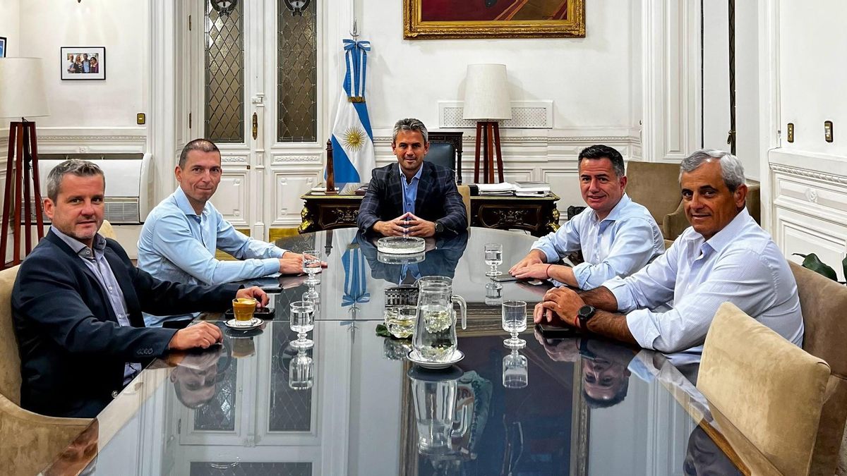 Tres diputados radicales "con peluca" se suman a La Libertad Avanza, que se acerca a la primera minoría