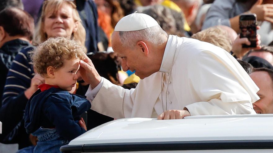 El papa León XIV bendice a un niño desde el papamóvil al llegar a la Plaza de San Pedro, en la Ciudad del Vaticano, el 25 de octubre de 2025. (Papa) EFE/EPA/GIUSEPPE LAMI