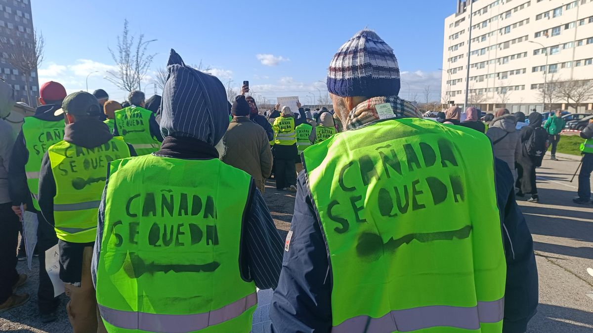 Algunos de los participantes en la marcha de este sábado con chalecos reflectantes con el lema de la manifestación: 'Cañada se queda'.