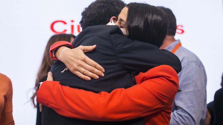 El candidato de Ciudadanos a la Presidencia de la Comunidad de Madrid, Edmundo Bal, abraza a la presidenta del partido, Inés Arrimadas, en la sede de Cs tras conocerse el resultado de las elecciones autonómicas.