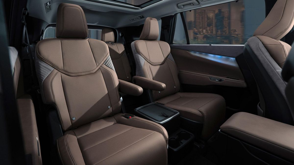 Interior del Lexus TZ.