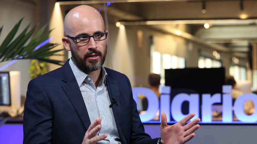 Álvarez contesta a las preguntas durante la entrevista.