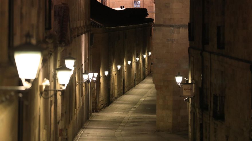 Una calle vacía de Salamanca la noche en la que la ciudad ha vivido su primer toque de queda dictado por la Junta de Castilla y León para toda la región