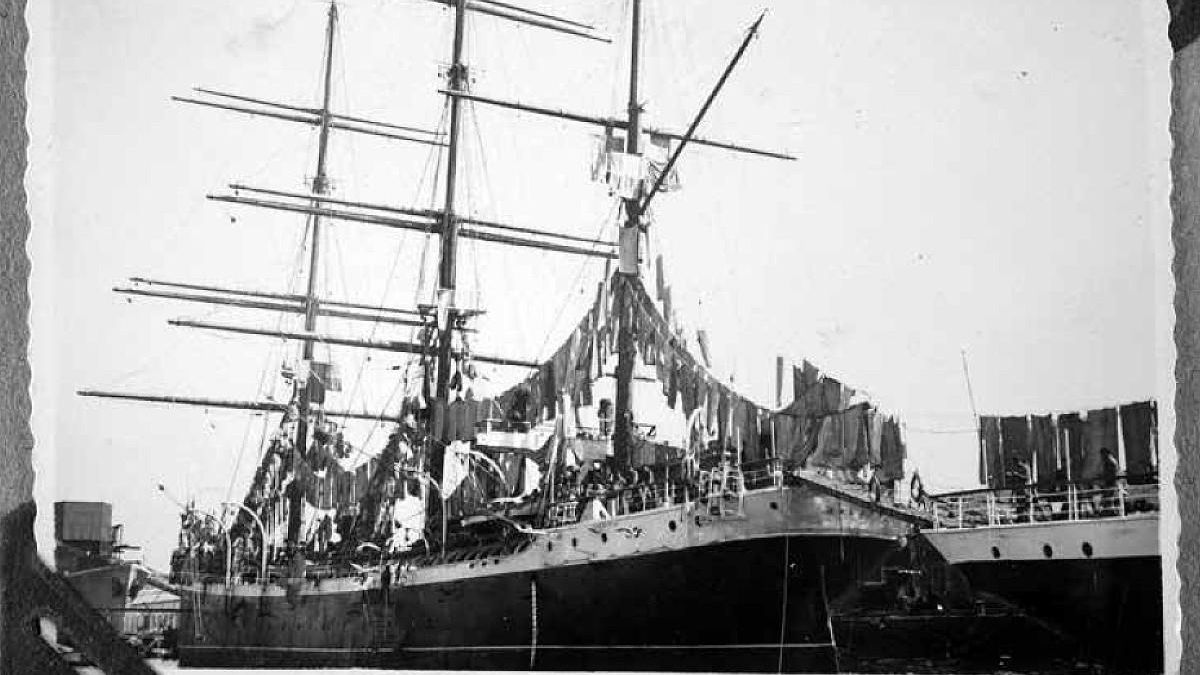 El buque escuela 'Galatea' en 1938 secando los coys recién lavados, las hamacas de los marineros.