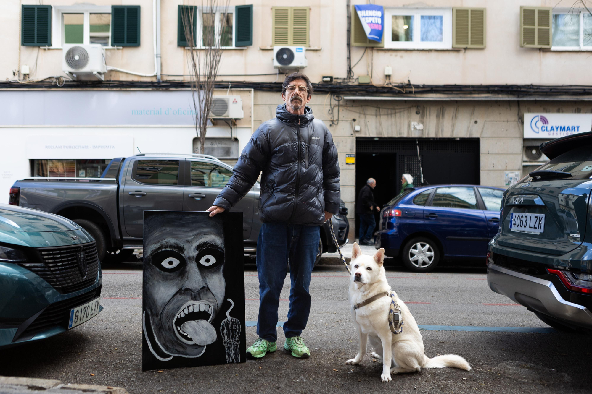 Francisco, junto a su perrita, Lucía