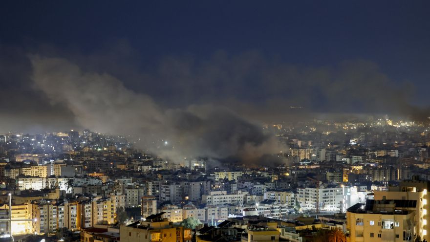 Columnas de humo tras un ataque aéreo israelí en Dahieh, un suburbio del sur de Beirut, en Líbano, este viernes de madrugada.