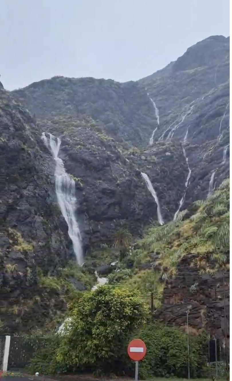 Pequeñas cascadas, en el Risco de La Concepción (Breña Alta), este viernes, originadas por las intensas precipitaciones..