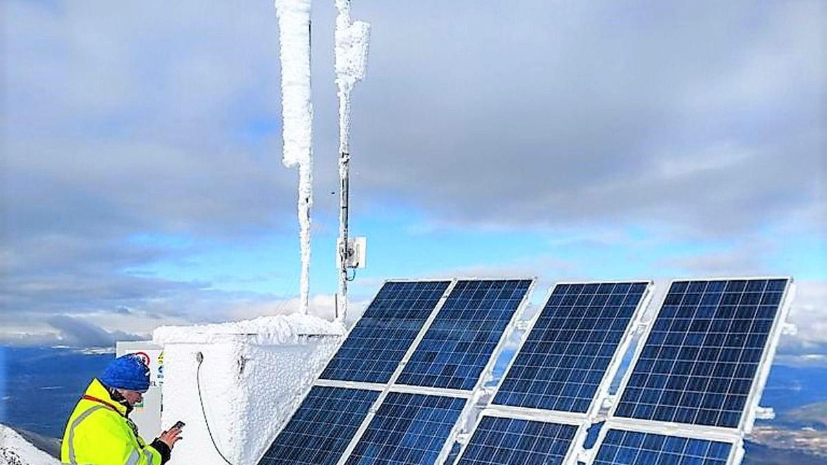 Antena en el Pico de La Aquiana para dotar de Internet a la Tebaida Berciana.