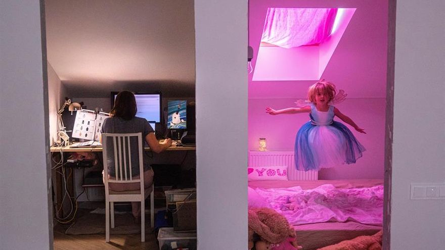 Una niña juega en su cuarto mientras su madre teletrabaja con motivo del confinamiento impuesto en todo el mundo para evitar la propagación de la COVID-19 en Domodedovo (Rusia)